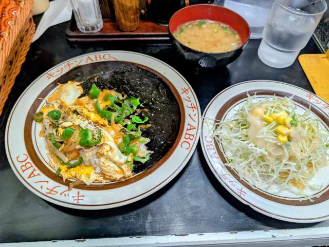 「キッチンＡＢＣ西池袋店」で「洋風カツ丼」と竹炭由来「黒カツカレー」のコンボ