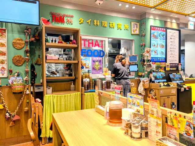 JR秋葉原駅改札内「タイ料理研究所」で「豚肉と霜降り平茸のガパオ炒めごはん」