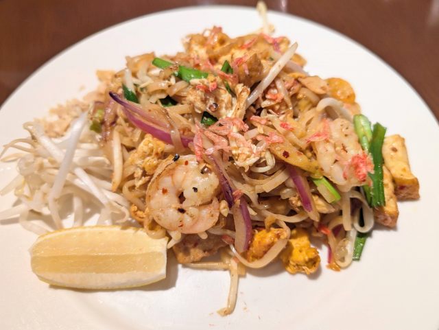 タイ料理「シヤートムヤムクンＰ」（上野）で甘辛酸折衷でオイリーさひかえめの「パッタイ」