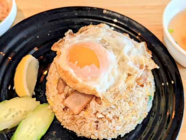 「ア・ハン・タイ」（上野広小路）でタイ式豚肉炒飯「カオパットムー」