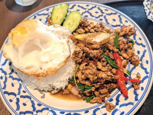 移転したタイ料理「メナムのほとり神保町本店」でランチ「ガパオ炒めのＣセット」