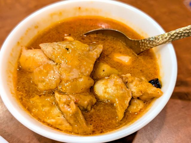 ３ケタランチが充実の「ジムサイアム（仲御徒町）」で「豚肉のガパオ炒めとミニマッサマンカレー」