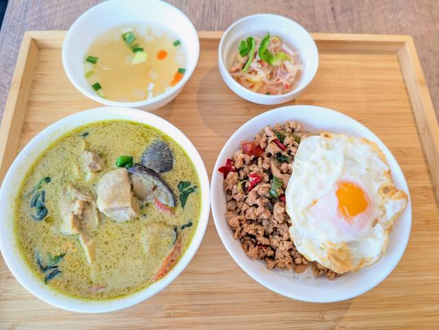 ３周年迎えた「ア・ハン・タイ（上野広小路）」でランチ「グリーンカレーセットとミニガパオ」