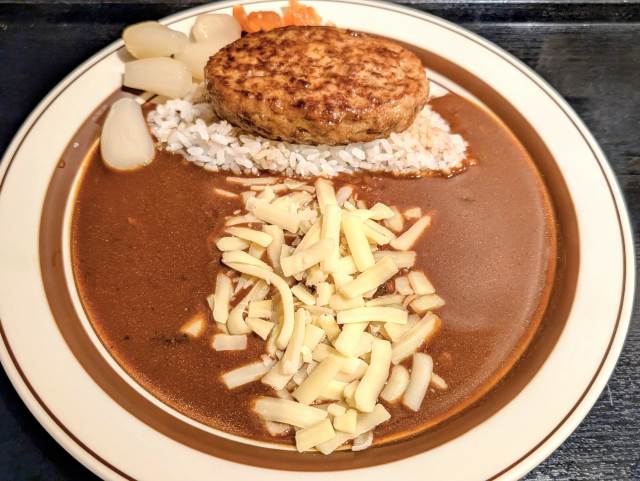 ＪＲ線の振動を感じながら味わう上野駅前高架下カレー「クラウンエース」（※新価格になってます）