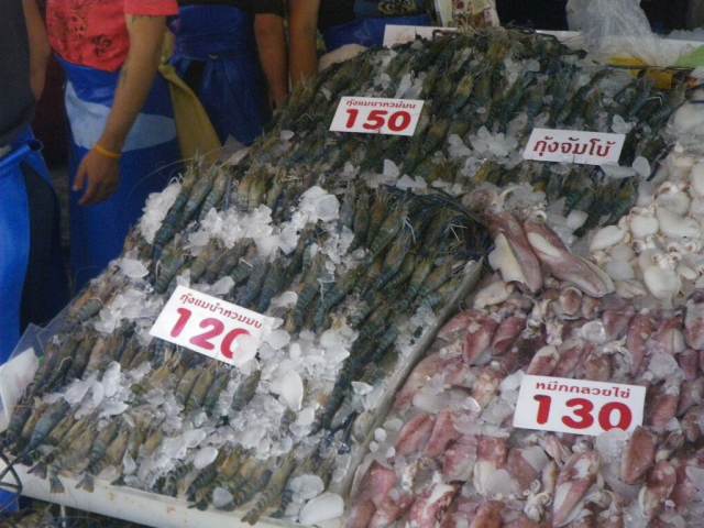 タイ バンコク郊外の魚市場マハチャイでエビ イカ饗宴の 海鮮ガパオ炒め 毎日カレー と タイ料理 By エスニカン タイ バンコク郊外の魚市場マハチャイでエビ イカ饗宴の 海鮮ガパオ炒め 毎日カレー と タイ料理 By エスニカン