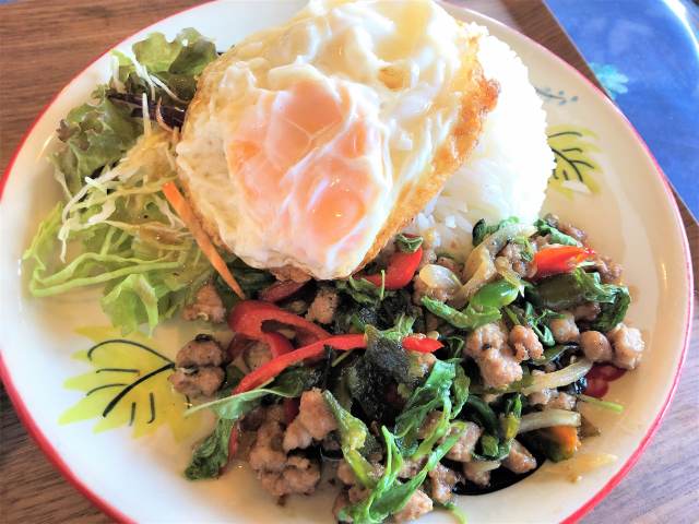 タイハーブ多彩な 豚肉のガパオ炒め グリーンカレー を バーンプアン 高知 で 毎日カレー と タイ料理 By エスニカン