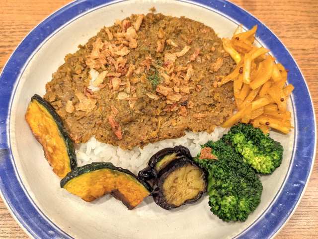 「エチオピアＣＫアトレ秋葉原１」店で「ドライカレー」と「インド豆とツナのサラダ」