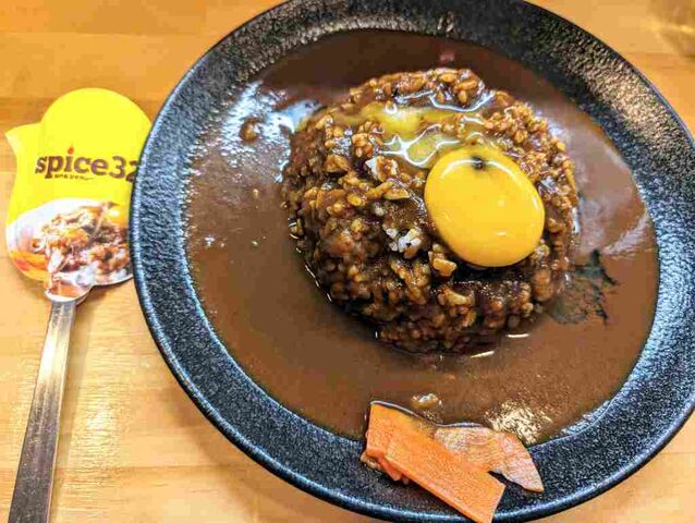 大阪駅前第1ビル「スパイス32」で「スパイシーカレー」（※「ハチ