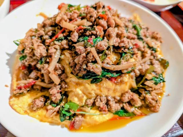 フレッシュ生葉の「ガパオ葉」がうれしい「タイ料理チャオタイ銀座店」（ガパオ・ムー・カイコン）