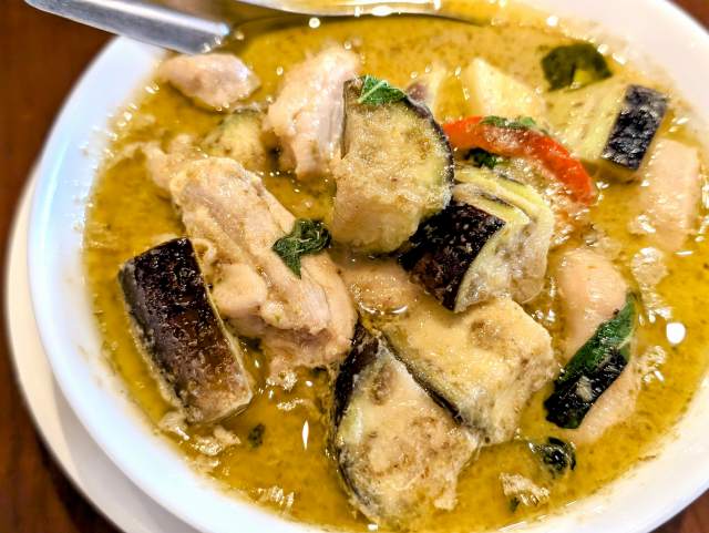 タイ料理「シヤートムヤムクン」（上野）でグリーンカレーと豚肉のガパオ炒めごはん（※メインコック氏が日本に）