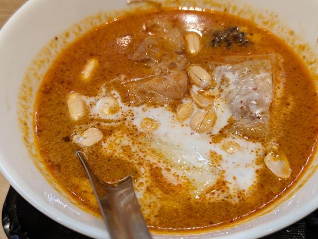 タイ料理「ジムサイアム」（御徒町）でランチ「豚肉のガパオ炒めごはん」（※「マッサマンカレー」も美味）