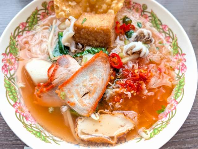 タイ料理「ゲウチャイ新宿店」でピンクスープが美味い「イエンターフォー」（※バンコクの人気店「リムラオゴー」でも実食）