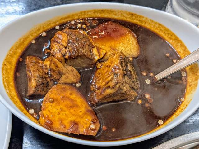 「デリー上野店」で月曜日替わり「牛バラ肉のカシミールカレー」（※牛塊バラ肉が美味い）