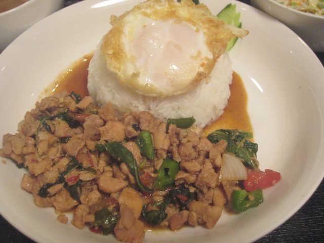 世界貿易センタービルの タイキッチン 浜松町パクチー でランチ ガパオライス 毎日カレー と タイ料理 By エスニカン