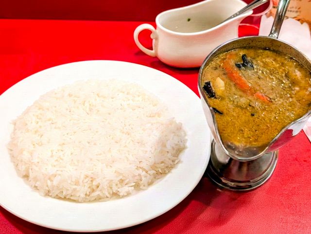 タイカレーの店「サングリア」（二重橋前・丸ノ内）で店名冠の野菜入り「サングリア」