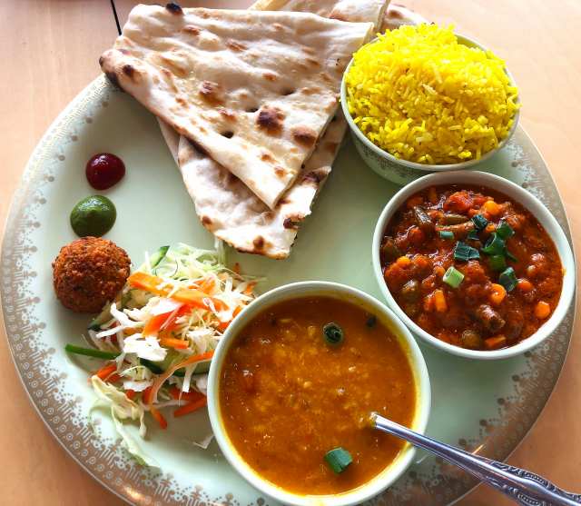 １００年超の歴史を誇る インドクラブ神戸 で水曜限定 北インド料理ランチ ２食め 毎日カレー と タイ料理 By エスニカン