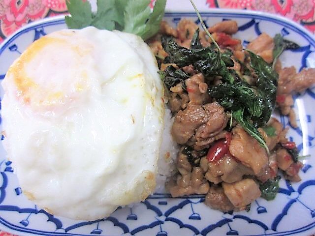 東京カオソーイ 九段下 で ガパオ入りガパオライス に舌鼓 毎日カレー と タイ料理 By エスニカン 東京カオソーイ 九段下 で ガパオ入りガパオライス に舌鼓 毎日カレー と タイ料理 By エスニカン