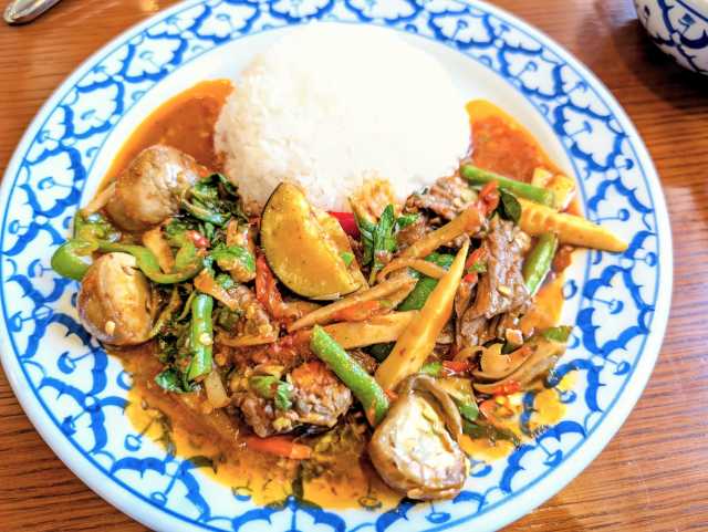 北千住のタイ料理「ライカノ」でタイハーブ香る森のカレー「ゲーン・パー」と和えもの「ラープ・ムー」