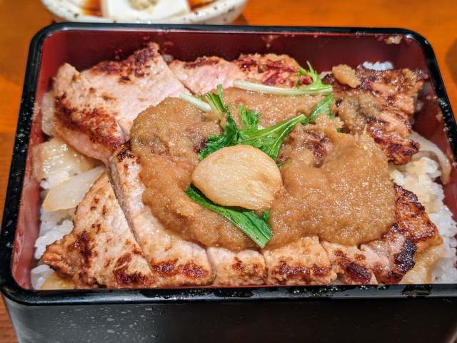 東京湯島「生姜豚　香登利」でこれでもか～の生姜たっぷり「生姜豚重」（カレーと比べ鮮烈）