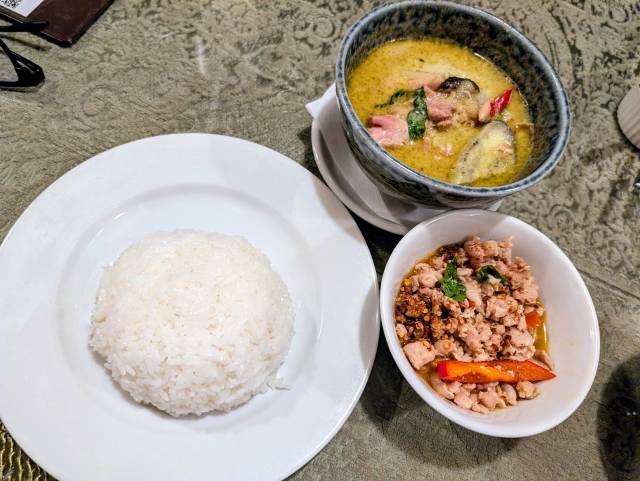 タイ料理「ルンピニ（池袋東口）」でランチ「グリーンカレーセット」と「ミニガパオ」
