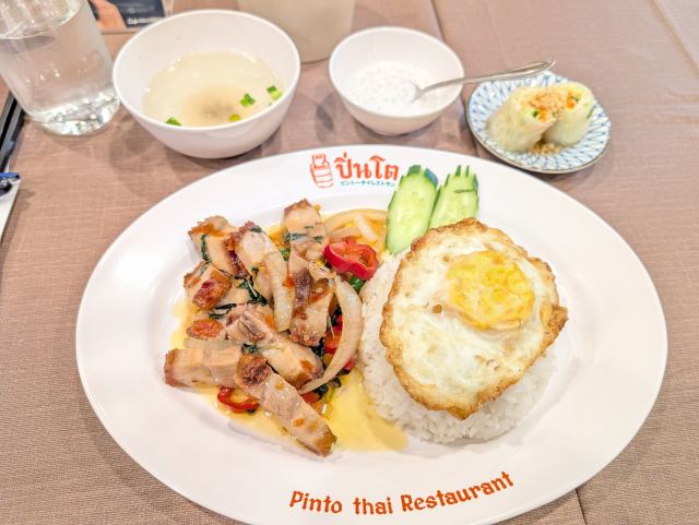 タイ料理新店「ピントー」（浅草橋）で皮つき豚肉の「ガパオムーコップ」