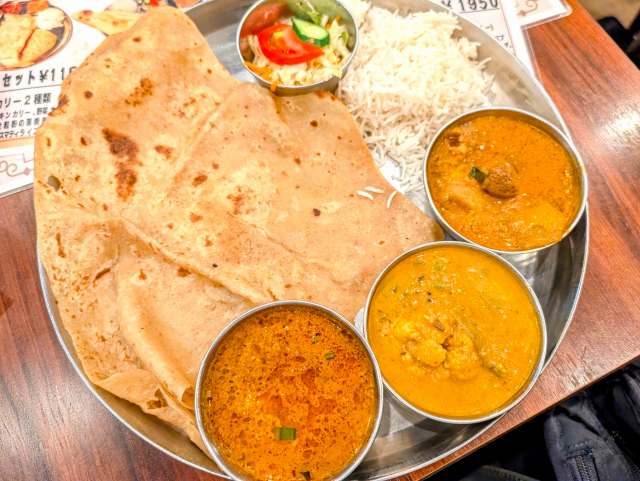 南インド料理「アーンドラキッチン（御徒町）」で日替わりカレー３種＋チャパティのＢランチ