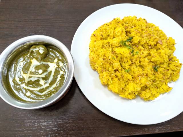 インド料理「バラト（板橋本町）」で「ほうれん草チキンとガーリックライス」（ミックスアチャール添え）