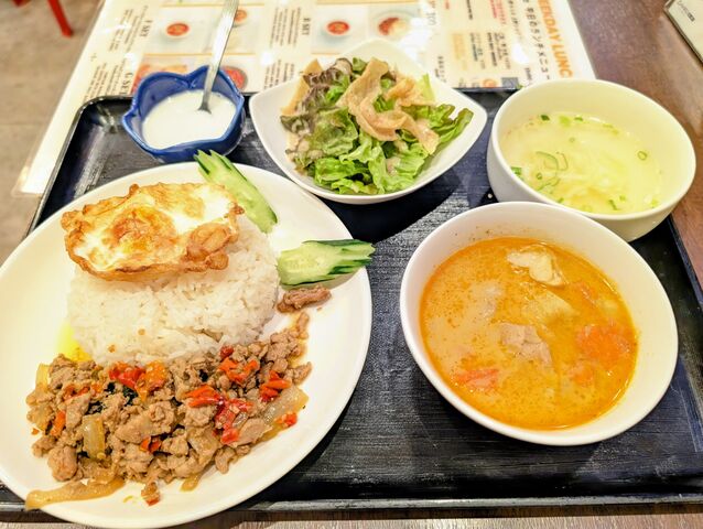 ２種コンボランチがうれしい「タイヴィレッジ」（御徒町）でＢ「ガパオ炒めとマッサマンカレー」