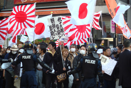 Demonstration_by_zaitokukai_in_Tokyo_2