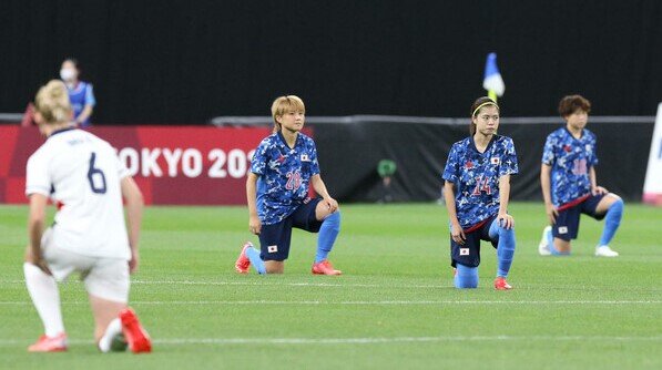 東京五輪 なでしこジャパン 試合前に人種差別に抗議の片膝つき 自称愛国者様が発狂してしまう なでしこの冠を外せ なんj政治ネタまとめ 東京五輪 なでしこジャパン 試合前に人種差別に抗議の片膝つき 自称愛国者様が発狂してしまう なでしこの冠を外せ なんj政治ネタまとめ