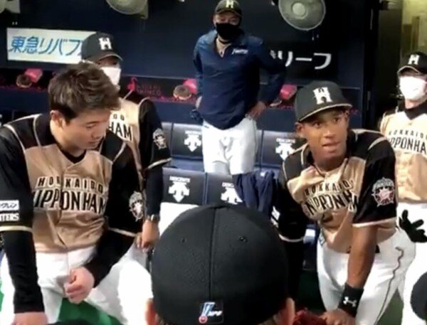 動画 日ハム黒人ハーフ選手の声出し後 チームメイトが 日サロ行きすぎだろお前 人種差別ではと物議 なんj政治ネタまとめ 動画 日ハム黒人ハーフ選手の声出し後 チームメイトが 日サロ行きすぎだろお前 人種差別ではと物議 なんj政治ネタまとめ