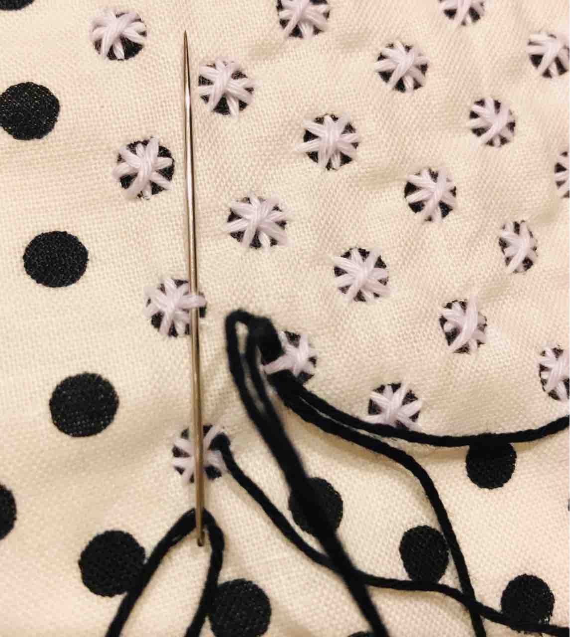 水玉模様でチキンスクラッチ刺繍 パッチワークを始めましょう