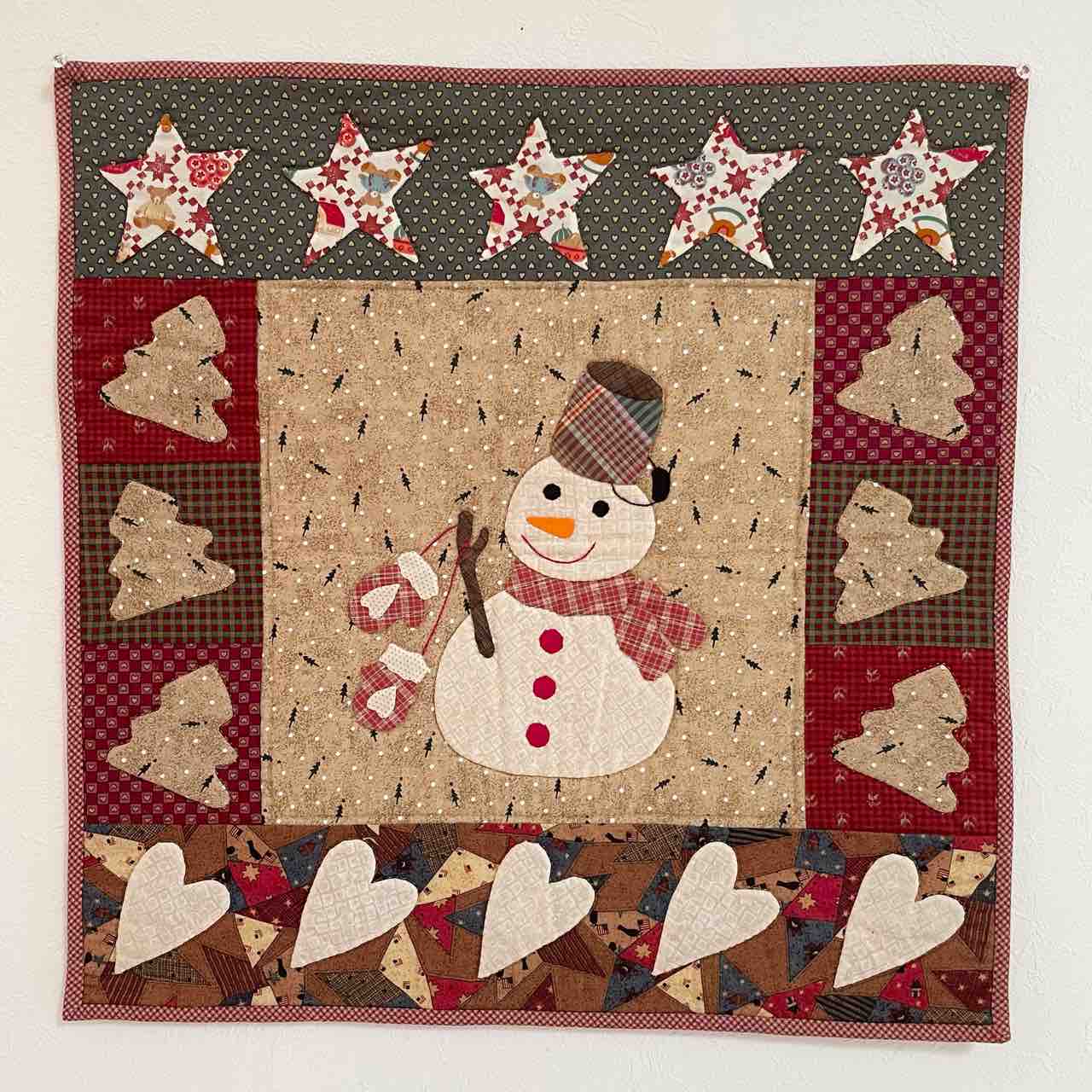 パッチワークタペストリー　大判スーちゃん　クリスマス　雪降る街　キルト パッチワークタペストリー 大判スーちゃん クリスマス 雪降る街 キルト