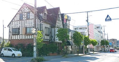 市役所通りと珈琲屋からす