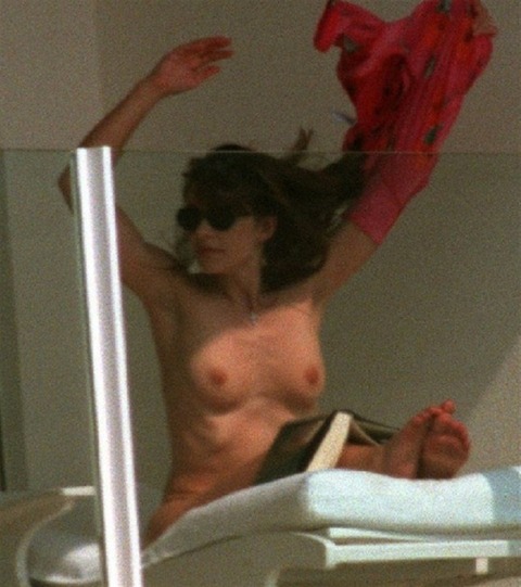 elizabeth-hurley-topless (1)