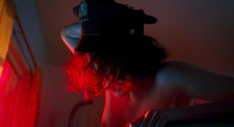 Margaret Qualley & Annie Gonzalez - Drive-Away Dolls_4