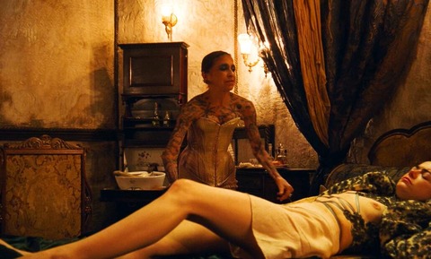 Emma Stone & Kathryn Hunter - Poor Things_1