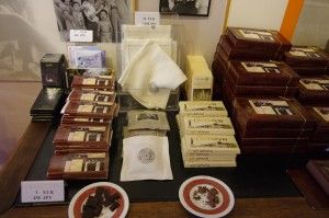 杉原記念館のお土産チョコレート。リトアニアの物価から考えると超強気の杉原値段。