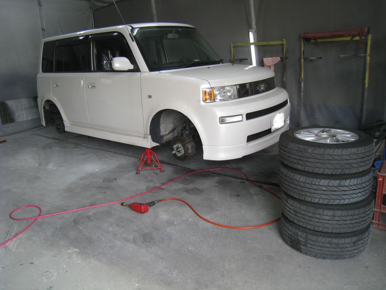 トヨタ bB タイヤ・オイル交換。(神戸) : 西神カークリニック