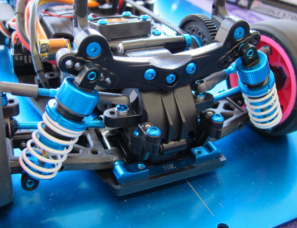 TA06に『HSV-010』ボディーで頑張ってみる。 : MachineのRC道