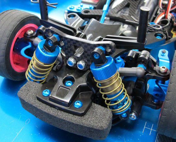 タミヤM06です M-06のカーボンダンパーステーを試す。 : MachineのRC道
