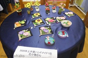 街知の箱　店内　店頭　丸テーブル