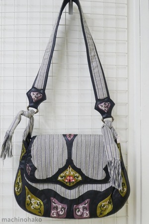 エスニック調　バッグ　ショルダー　肩掛け　エスニック風　刺繍　刺しゅう　アジア風　革