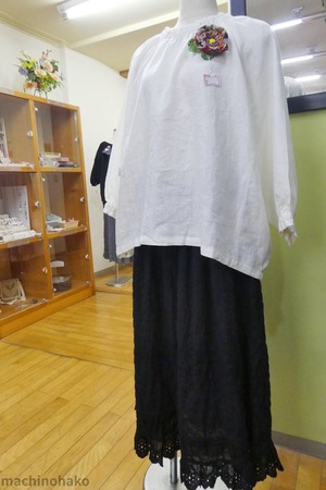 白　麻ブラウス　blue willow　和　お花ブローチ　SM２　ブラック　ホワイト　スカート　レース　未着用
