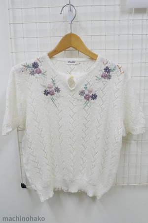 白ニット　花柄　半袖　ししゅう　パール　刺繍　刺しゅう　ニット