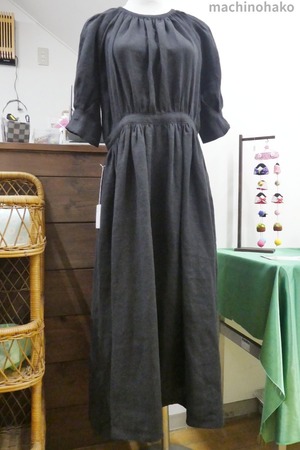 背中あき　麻　クロ　ワンピース