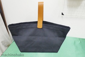 マリメッコ　黒布バッグ　大きいバッグ　ビッグバッグ　黒バッグ　ブラックバッグ　黒バック　バック　大きい　布バッグ　革の持ち手