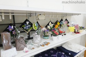 街知の箱　店内　花小物さん作品コーナー