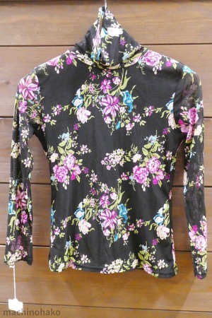 ブラック　黒　花柄　フラワープリント　ハイネック　インナー