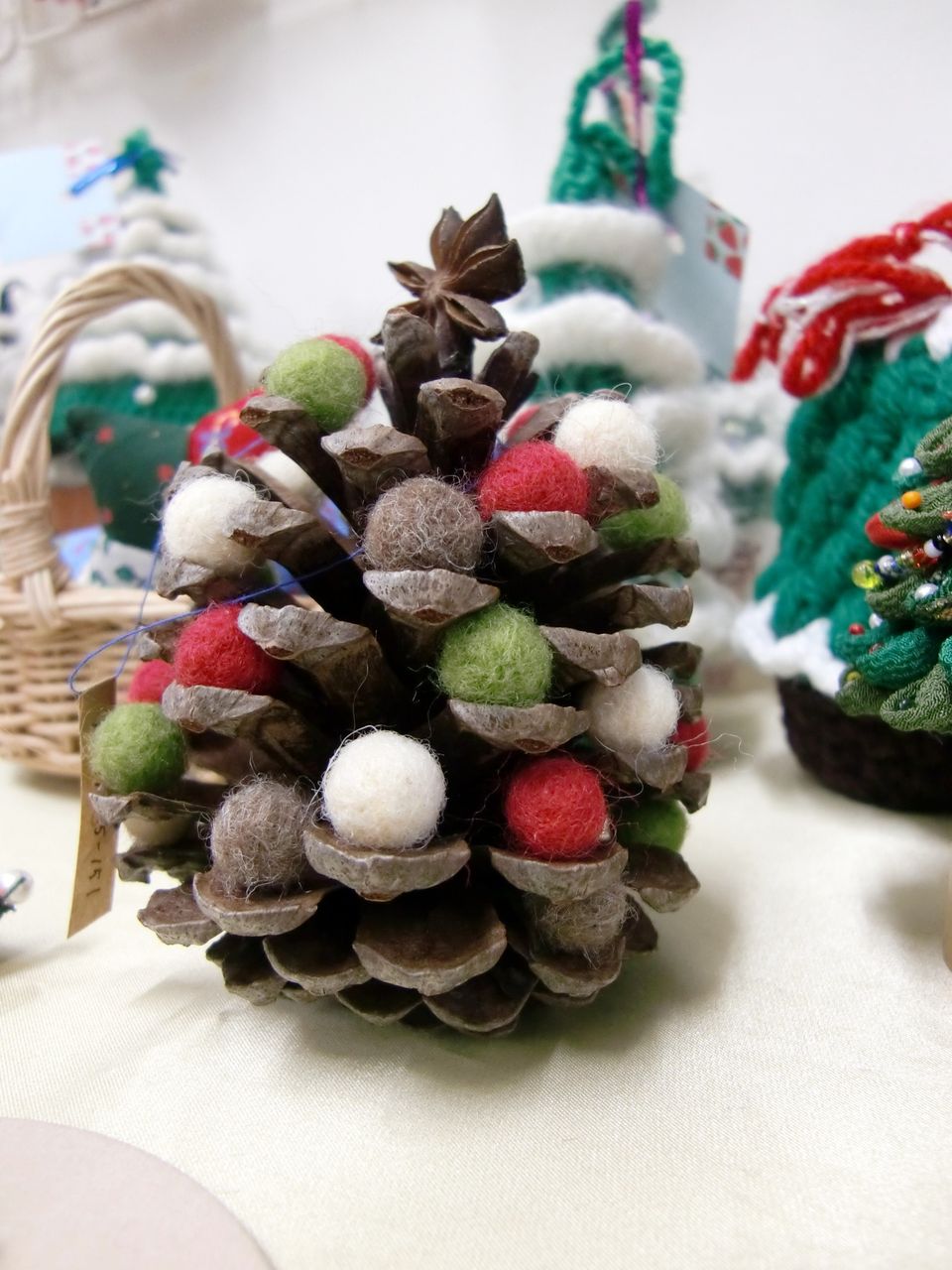 羊毛フェルトの作品と布のマスクケース 街知の箱 まちのはこ